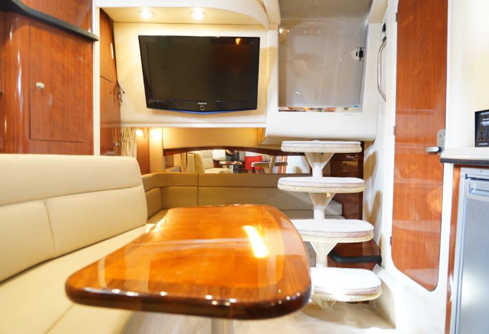 Dubai-40 feet cruiser-Amanos-yachts-luxury