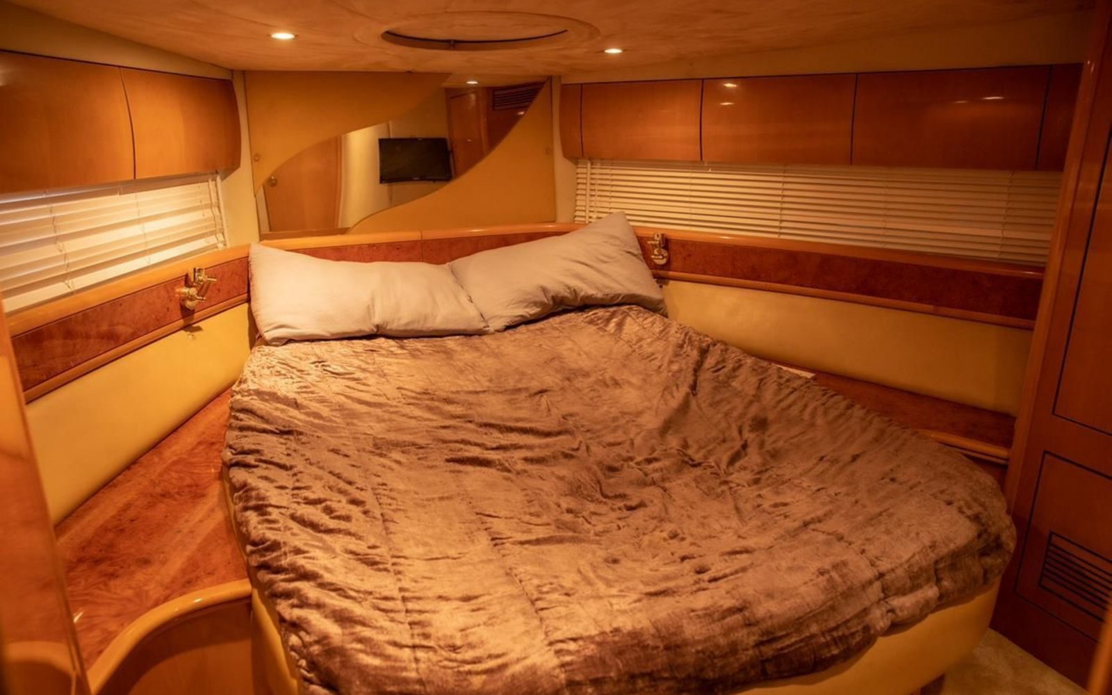 Dubai-52 feet cruiser-Amanos-yachts-tour