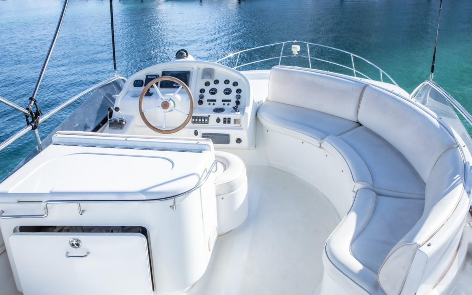 Dubai-52 feet cruiser-Amanos-yachts-tour