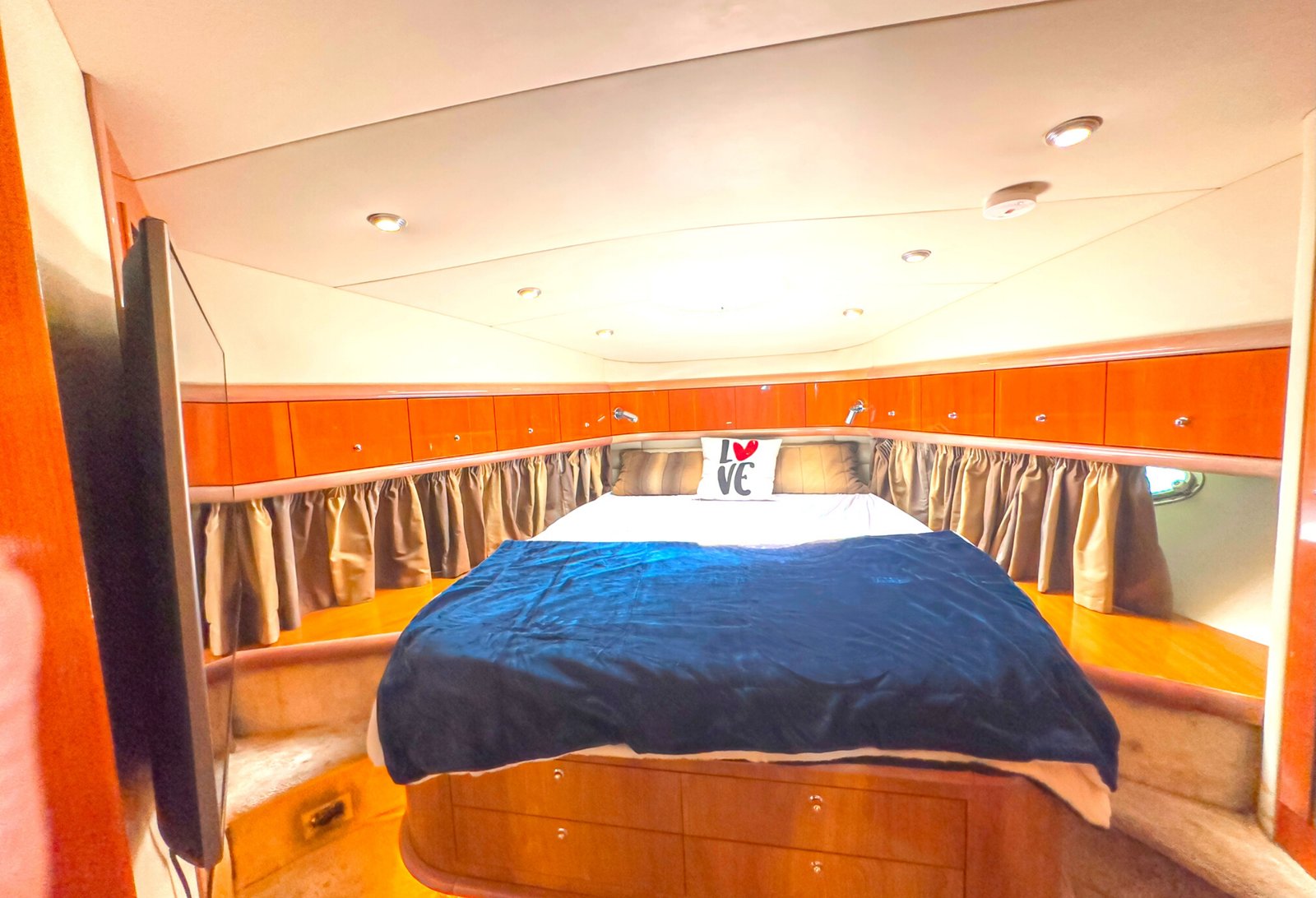 Dubai-56 feet cruiser-Amanos-yachts-tour