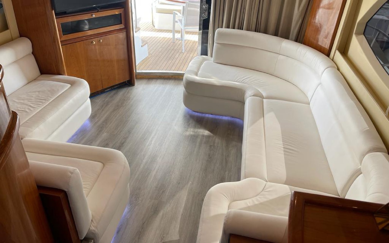 Dubai-66 feet cruise-Amanos-travel