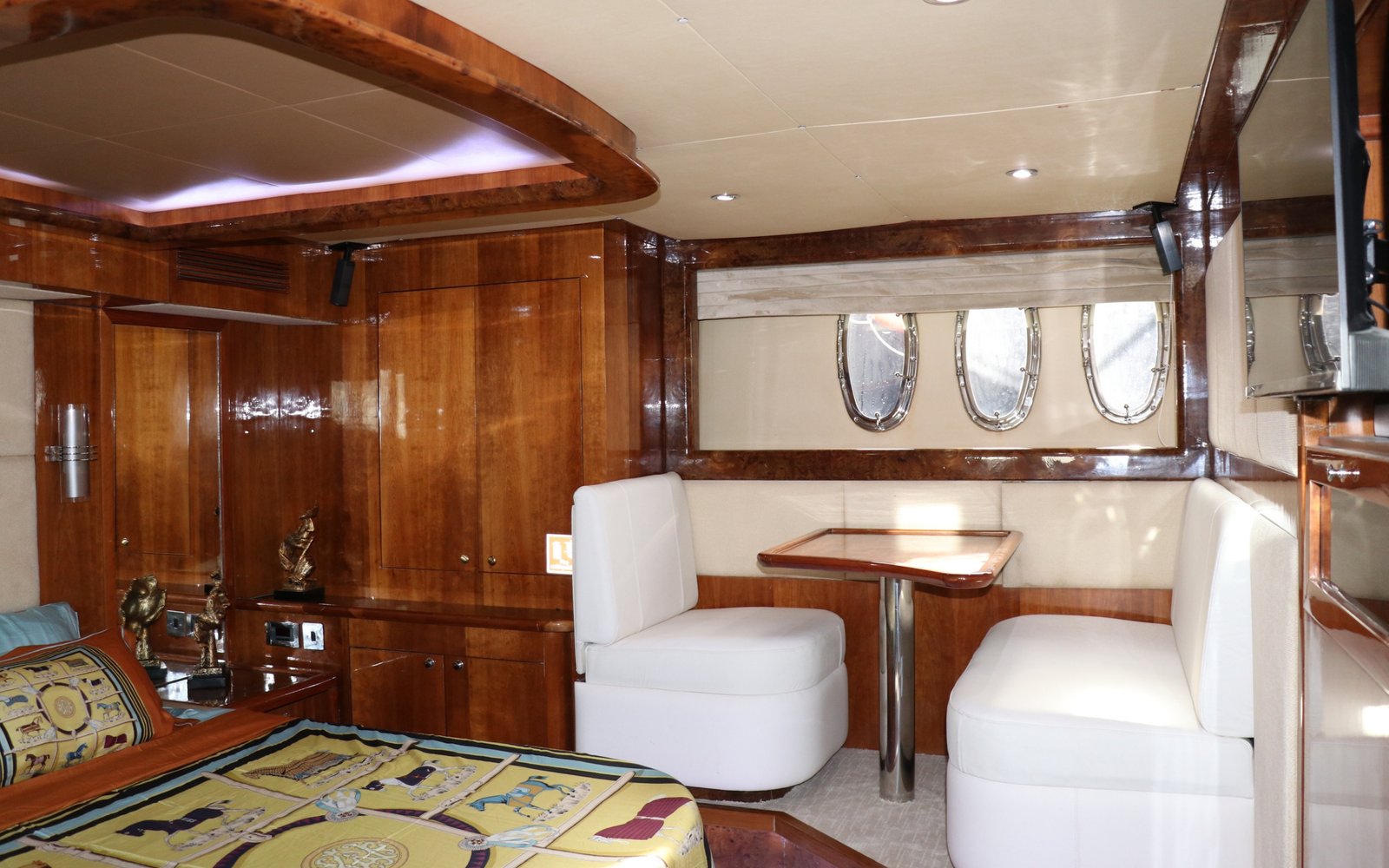 Dubai-66 feet cruise-Amanos-travel