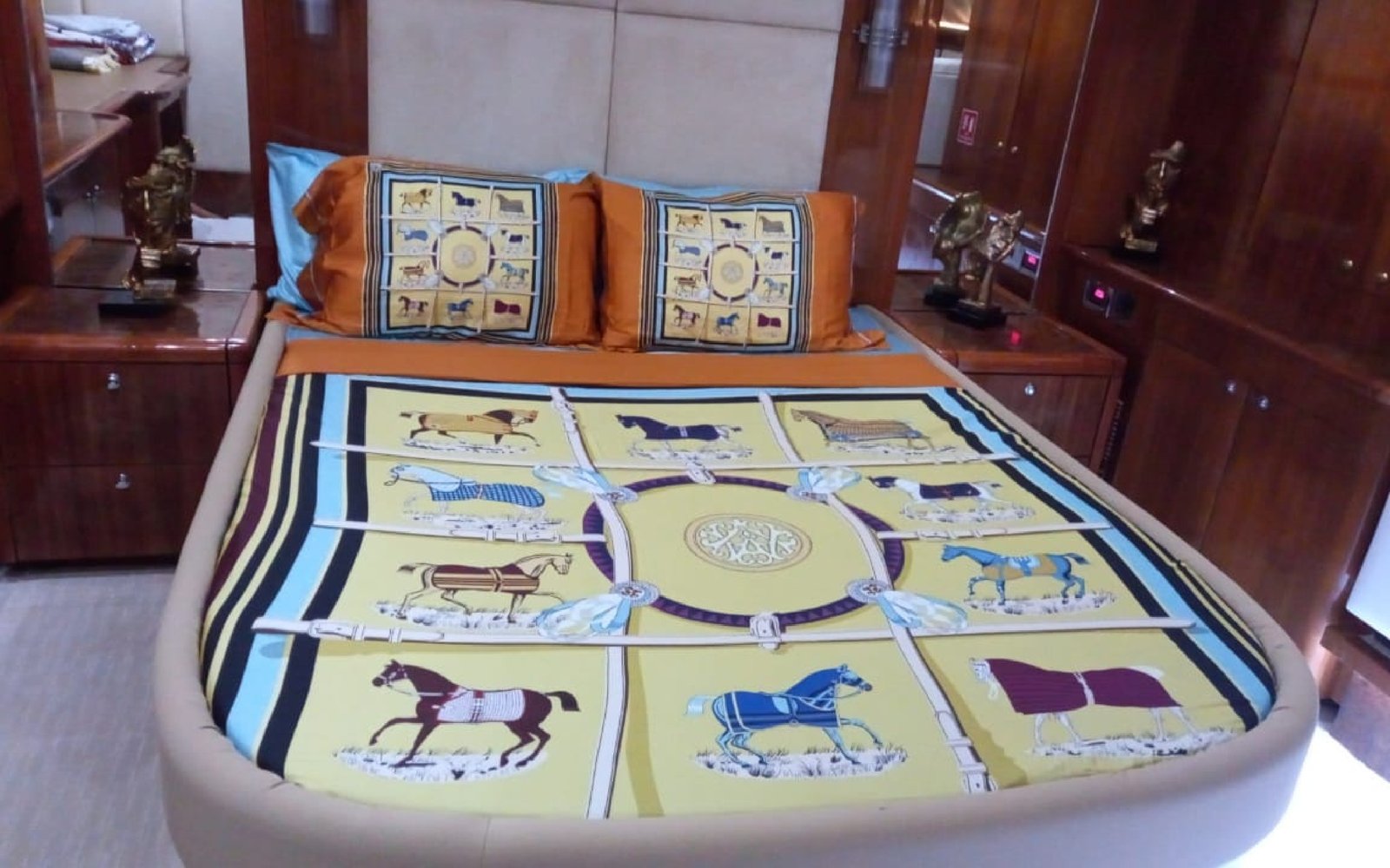 Dubai-66 feet cruise-Amanos-travel